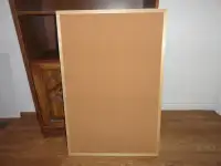tableau d'affichage en liège avec cadre en bois