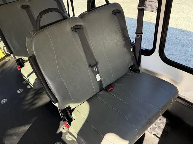 2016 Ford E-350 Econoline Super Duty 8 Passenger Wheelchair Acce in Heavy Trucks in City of Montréal - Image 18