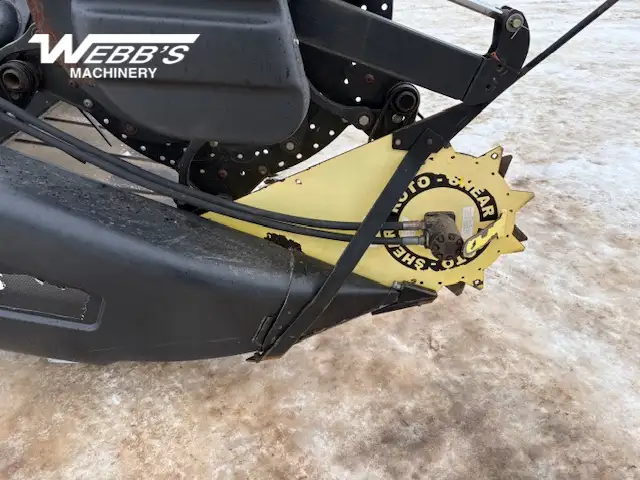 2010 Macdon M150 WINDROWER - SWATHER in Farming Equipment in Saskatoon - Image 18
