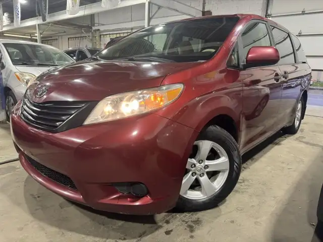 2011 Toyota Sienna LE in Cars & Trucks in City of Montréal - Image 2