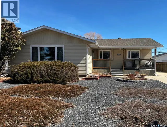 119 Macdonald PLACE Swift Current, Saskatchewan in Houses for Sale in Swift Current - Image 2