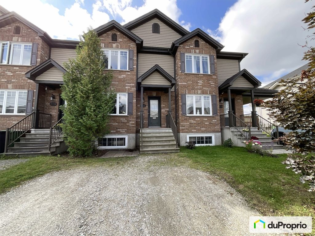 $384,650 - Townhouse for sale in Sherbrooke (Jacques-Cartier) — photo 1