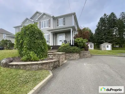 Beau grand jumelé clé en main au goût du jour, offrant 4 chambres, dans un secteur tranquille recher...