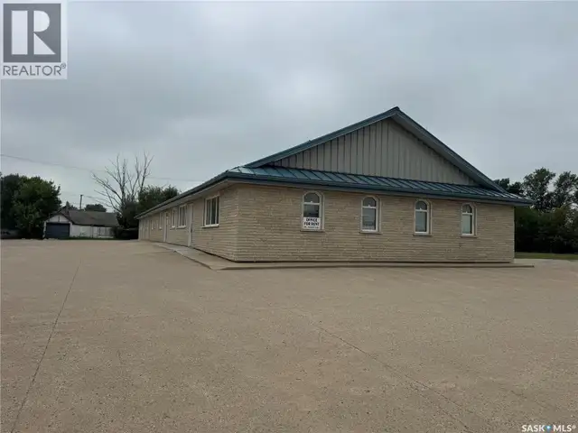 102 Sims AVENUE Weyburn, Saskatchewan in Commercial & Office Space for Sale in Regina - Image 3