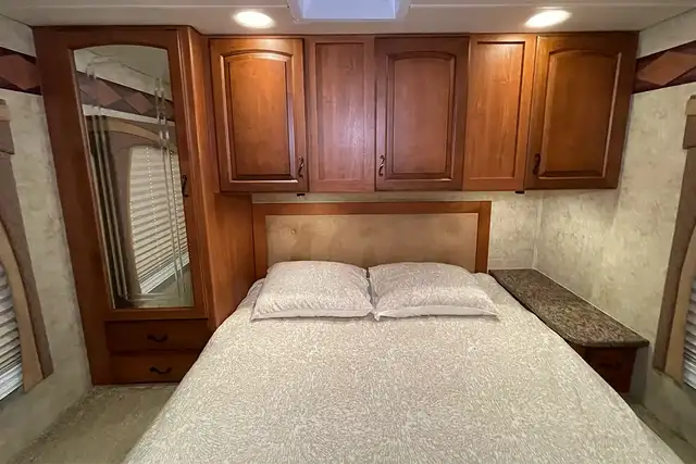 2010 Jayco Greyhawk 31GS - Pre-Owned Class C Motorhome in RVs & Motorhomes in Red Deer - Image 31