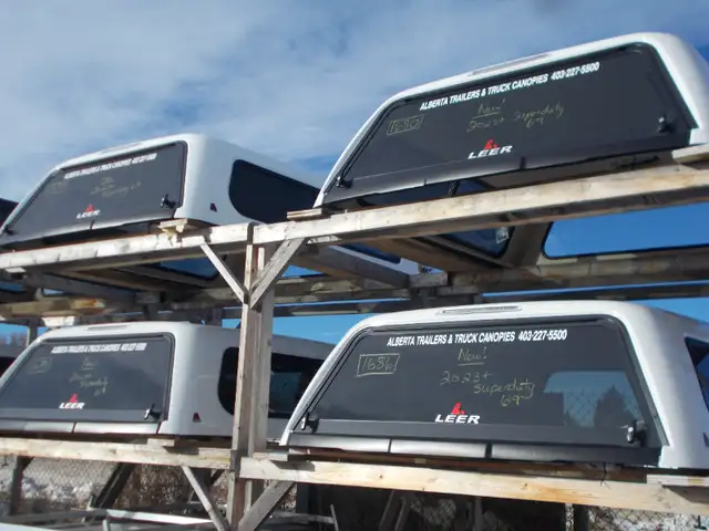New LEER 2023+ Superduty 100R  6'9 Truck Canopies Toppers in Other in Red Deer - Image 2