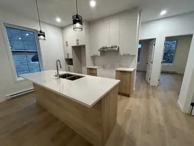 Magnifique 51/2 - Construction moderne et récente! Triplex Deuxième étage! Caractéristiques : - 3 ch...