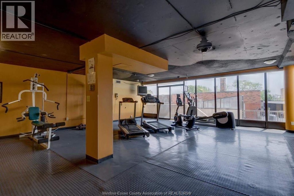 515 RIVERSIDE DRIVE Unit# 403 Windsor, Ontario 2