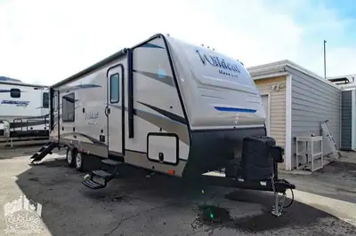 2019 Wildcat 245RGX Comfortable and all-season ready, this fifth wheel offers convenience and functi...