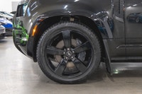 Land Rover Defender 110 P400 X-Dynamic SE 2025: - Extérieur noir métallisé SANTORINI et intérieur en... (image 7)