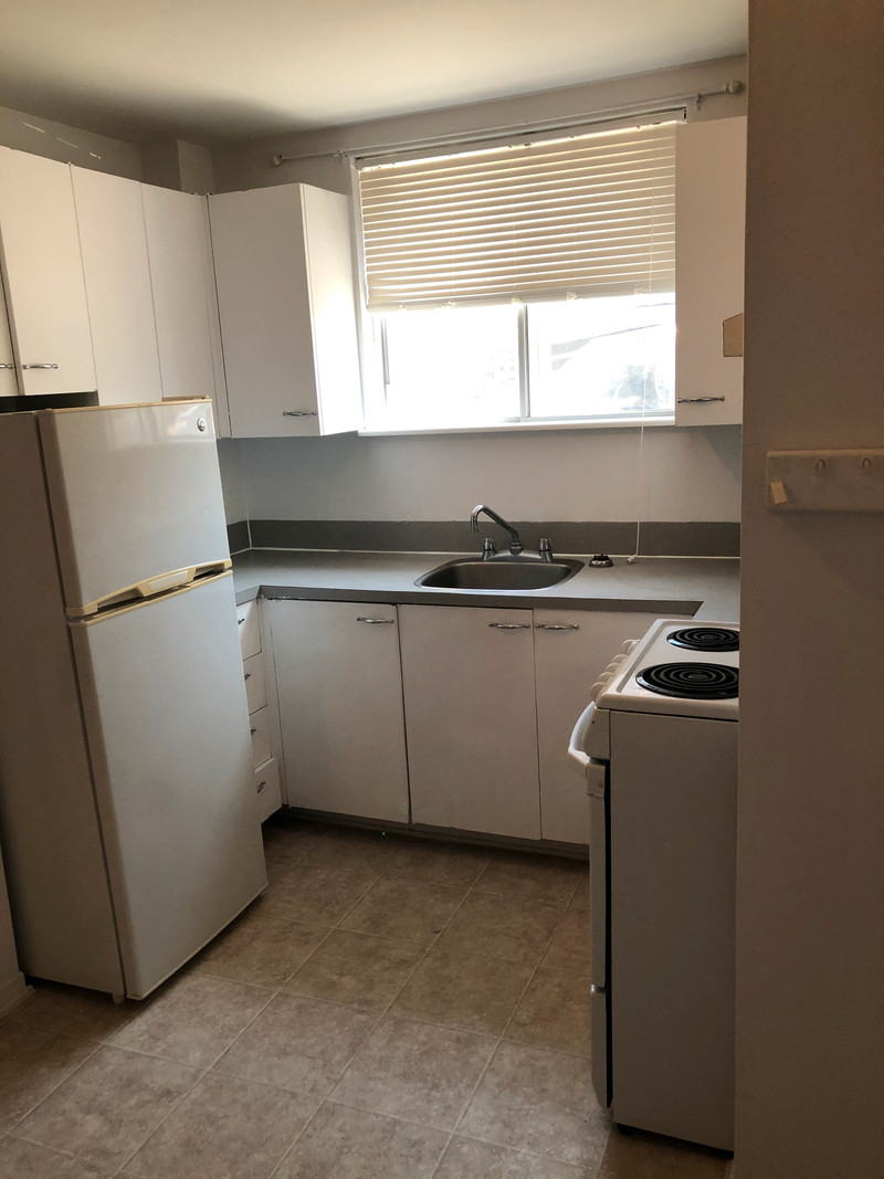 DORVAL 4 1/2 (3ième étage), poêle/frigo, wifi Locations longue