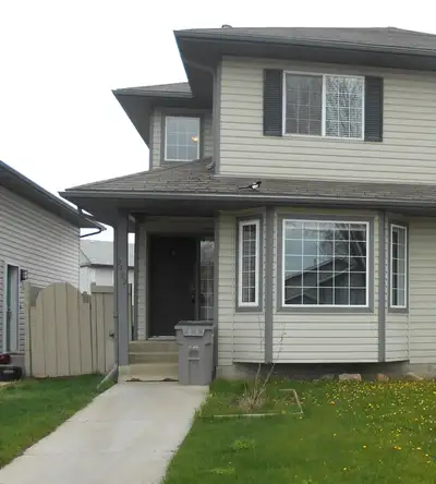 3 Bedroom Duplex for Rent in Grande Prairie Lakeland Neighborhood Home Features: Spacious living roo...