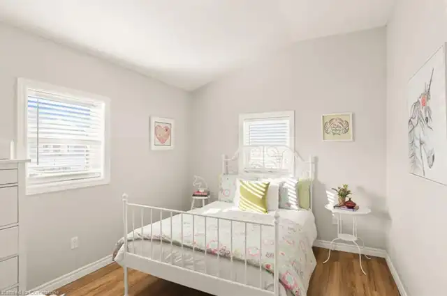 UPDATED BUNGALOW IN GOLDEN HORSESHOE ESTATES - 2 BED, 1 BATH in Houses for Sale in Hamilton - Image 10