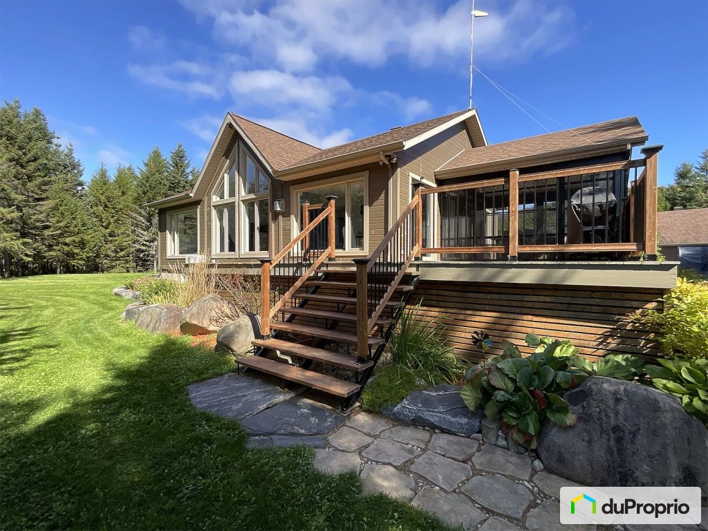 $785,000 - Cottage for sale in Lac-Aux-Sables — photo 1