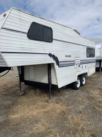 Welcome to Skyline RV Travel Centre! 1995 Vanguard VFW220 5th Wheel - Your Next Adventure Awaits! Di...