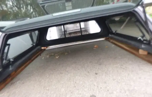 2005 - 2015 Toyota Tacoma 5'2 Grey Leer100R Truck Cap in Other Parts & Accessories in Kitchener / Waterloo - Image 4