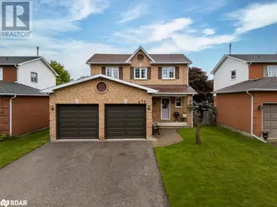 This well-kept 3-bedroom, 2.5-bath home backs onto quiet greenspace with no neighbours behind offeri...