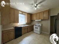 ** OPEN 24/7 - CALL: 437-561-9900 ** 3 Bedrooms + Den, 2 Bathrooms, Near Parks, Public Transportatio... (image 4)