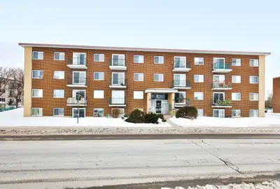Magnifique 3 1/2 dans un immeuble bien entretenu, directement en face du Parc régional de Longueuil...