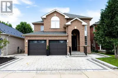 Spaciouse family home in a prime location of maple. 4 bright bedroom offers a quite and charming fee...