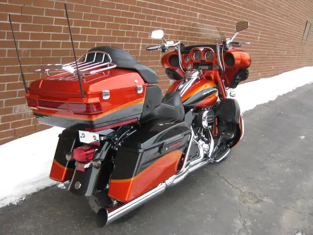 2013 Harley-Davidson FLHTCUSE8 CVO ULTRA CLASSIC in Street, Cruisers & Choppers in City of Toronto - Image 3
