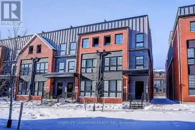 *One Year New .*End-unit Townhouse located in the heart of Thornhill, *3 Bedrooms + Den + Flex Room...