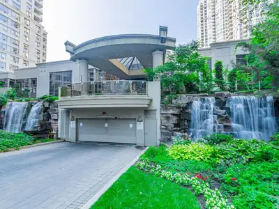 AD #3154 Enjoy spectacular city views all the way down to the lake from this stunning 1,643 sq ft Gr...