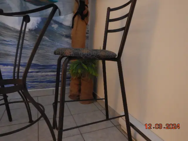 TABLE ET CHAISES in Other in Drummondville - Image 4