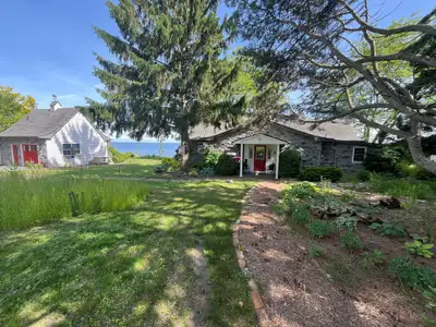 Charming 2 bed house on the waterfront- 5540 Bath Rd