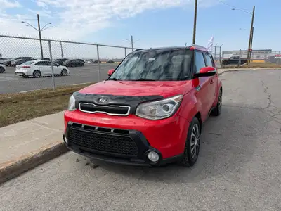 Découvrez votre prochaine aventure ! Ce Kia Soul 2015 rouge vibrant n'est pas qu'une voiture; c'est...