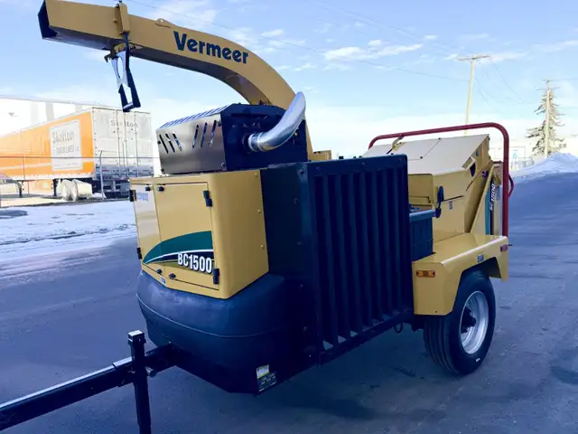 2019 VERMEER BC1500 CUMMINS DIESEL PROFESSIONAL WOOD CHIPPER !! in Heavy Equipment in Calgary - Image 10