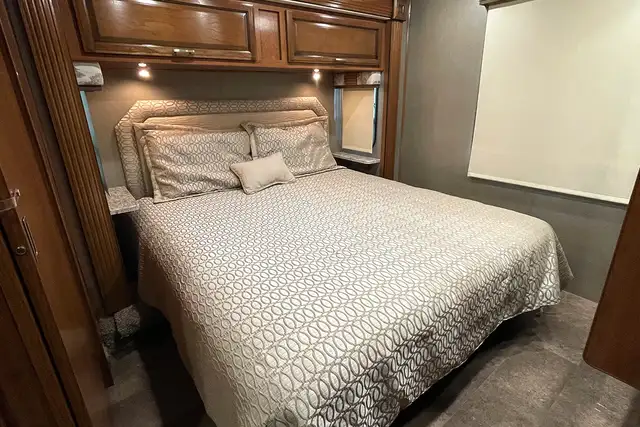 2018 Holiday Rambler Admiral 30U – Pre-Owned Class A Motorhome.  in RVs & Motorhomes in Red Deer - Image 37