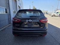 This 2023 Nissan Qashqai SV AWD features a 7-inch NissanConnect touchscreen with Apple CarPlay and A... (image 7)