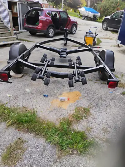 Single axle boat trailer total solid for up to a 21 ft boat towes really smooth