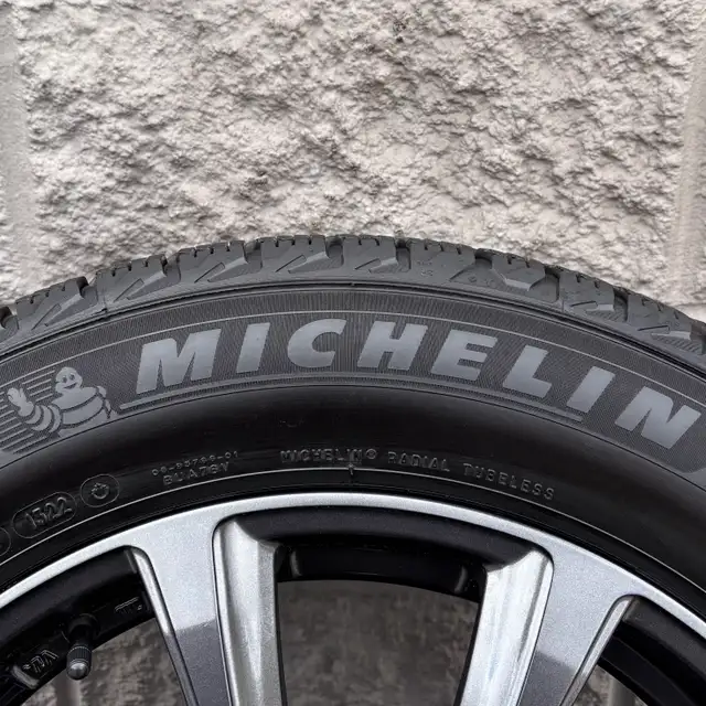 (95%) 4x 235/60R18 Michelin Winters w/ Volvo XC60 & XC90 Rims in Tires & Rims in City of Toronto - Image 6