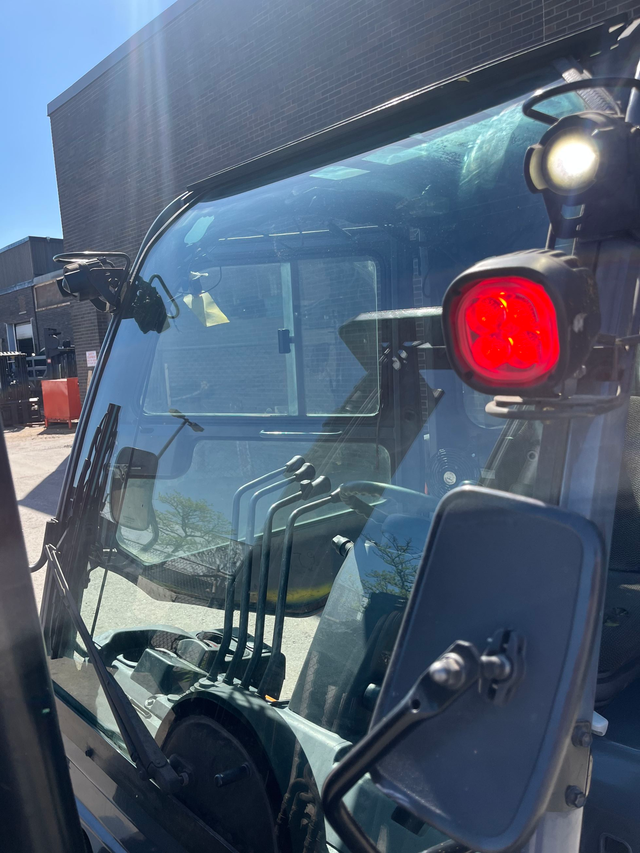 Toyota 8000lbs CAP LPG Forklift  Heated Cab & Fork-Positioner in Heavy Equipment in Mississauga / Peel Region - Image 9