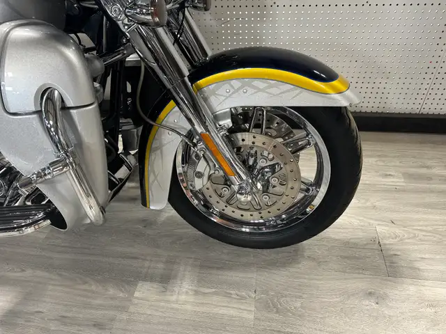 2012 Harley-Davidson CVO ULTRA LIMITED in Other in London - Image 5