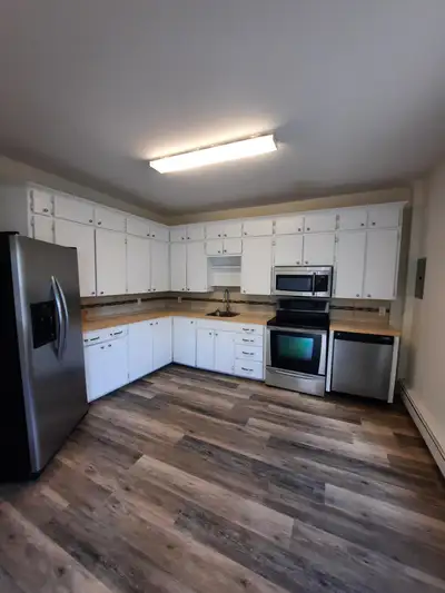 Features: 2 bedrooms + den (perfect for home office or extra space) 1 bathroom Laundry included Spac...