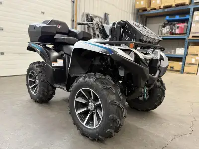 2025 Yamaha grizzly 700 EPS SE in your choice of black or blue with 27" Maxxis Zilla tires, Warn win...