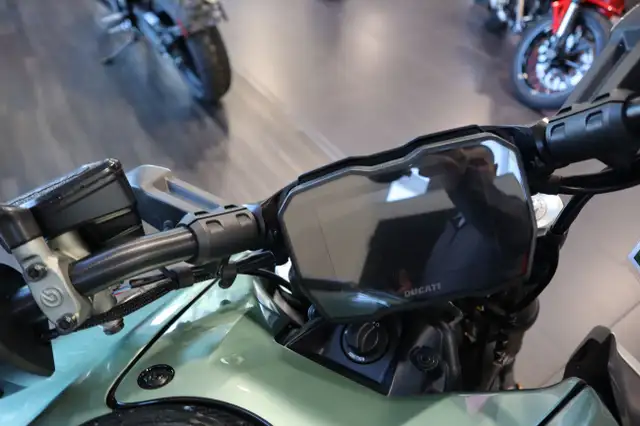 2023 Ducati Diavel V4 Green in Street, Cruisers & Choppers in Edmonton - Image 4