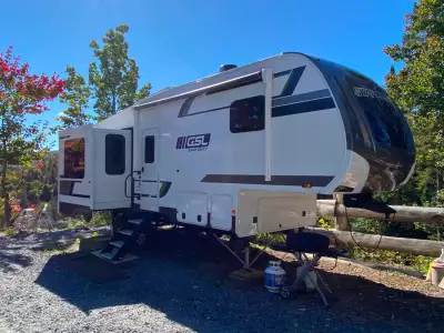 PROMOTION MARS 2026 : prix régulier $59,999 réduit $ 55900 WOW !! Magnifique caravane à sellette – 2...