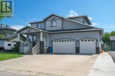 Exceptional Custom Family Home Backing Onto a Scenic Pond with Fountain.Discover the perfect blend o...
