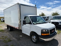 CAN LEASE!! RARE 2017 GMC SAVANA 3500 16' CUBE VAN , RAMP, Bright White Exterior With Grey Cloth Hig... (image 9)
