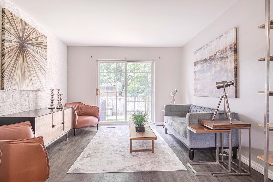 3 Bedroom Townhome with Yard & Laundry in South London 4