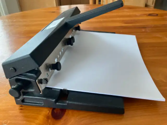 Heavy duty paper punch / Troueuse à papier in Hobbies & Crafts in Gatineau - Image 2