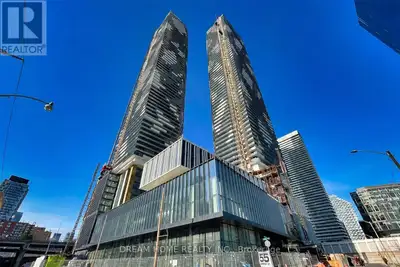 Welcome to Sugar Wharf West Tower! This bright and modern 1-bedroom, 1-bathroom suite features a spa...