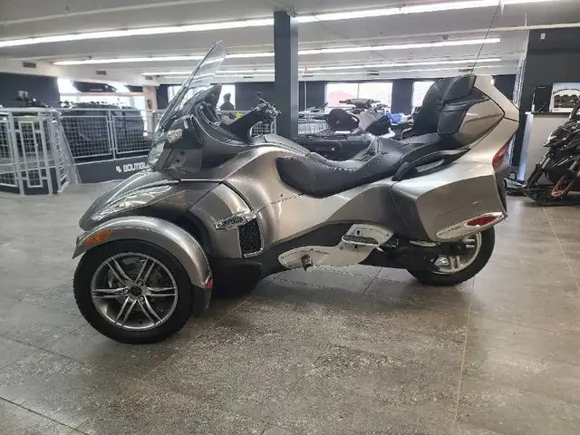 2012 Can-Am SPYDER RT-S SE5 MAGNESIUM in Sport Touring in Lanaudière - Image 4