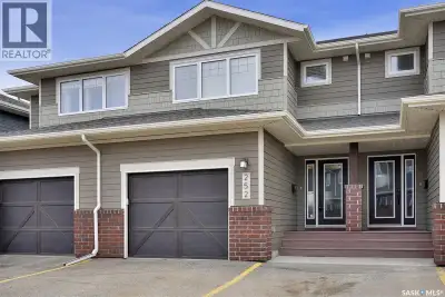 Welcome to this town home in The Creeks in terrific condition. Large foyer upon entering with convei...