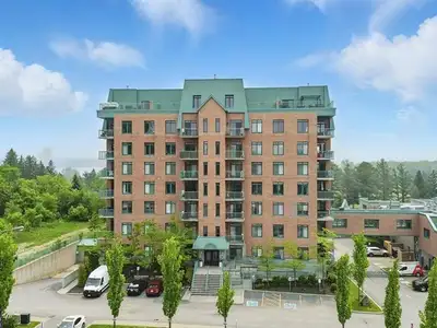 Superb two-storey penthouse condo with mezzanine and mini-bar, 3 bedrooms, 3 bathrooms and gas firep...