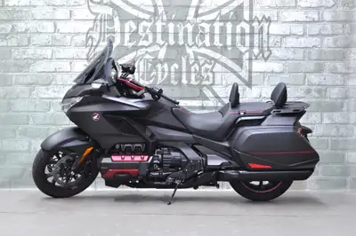ONLY 16,000 km on this 2021 Honda Gold Wing Base DCT! Nicely equipped with a Klock Werks windshield,...